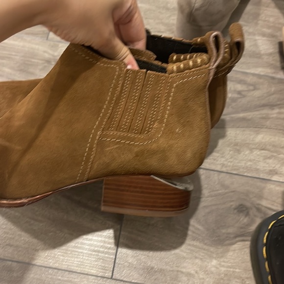 These heels - Picture 2 of 7